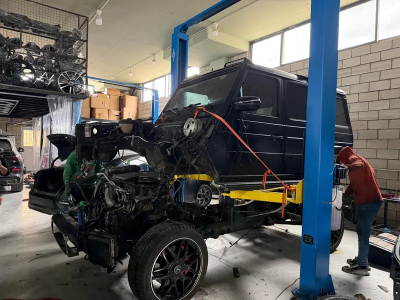 Mercedes G-Class with the engine out