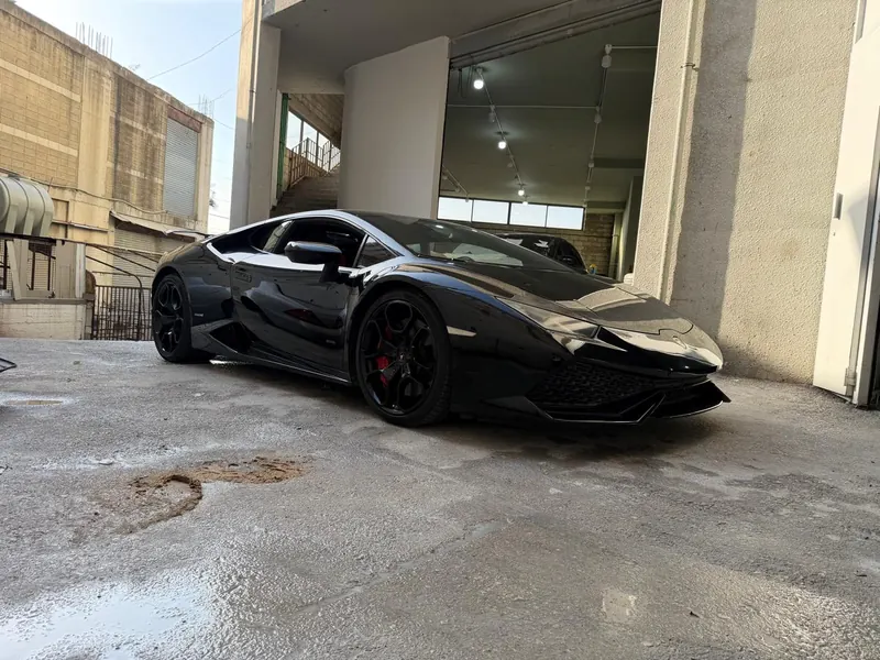 Lamborghini Huracán outside the Garo Garage workshop